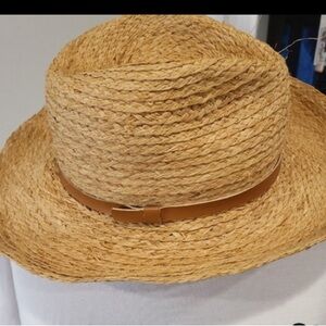 Joie straw hat rim is flexible to shape any way you want